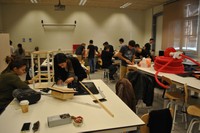 Estudiants de la UPC treballant al nou FabLab Terrassa, equipat amb tecnologia de producció en 3D.