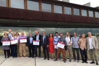 Imatge dels guardonats, amb els professors Dolors Grau i Josep Font a l’esquerra