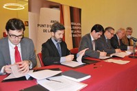 A la taula, en el moment de la signatura, i d’esquerra a dreta:  David García, gerent de Fundació Privada per a la Innovació del Tèxtil d’Igualada (FITEX) i vicepresident de l’Associació Catalana del Tèxtil i la Moda (ACTM); Bernat Biosca, vicepresident de l’ACTM; l’alcalde d’Igualada, Marc Castells; el rector de la UPC, Enric Fossas; el president de l’AQEIC, Lluís Labastida, i Pere Tomàs, membre de la Junta Directiva d’AIICA.