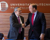 El rector de la UPC, Enric Fossas, i Juan Manuel Cendoya, vicepresident de Santander España, han renovat el conveni de col.laboració.