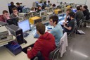 Estudiants de l'ETSETB durant una classe pràctica al Campus Nord de la UPC