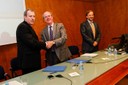 D’esquerra a dreta: el director general de Syngenta Iberia, Sergio Dedominici; el rector de la  UPC, Antoni Giró, i el professor Emilio Gil, després de la signatura del conveni per a la creació de la Càtedra Syngenta-UPC.