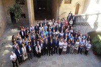 Els representants de les institucions i entitats que han subscrit el pacte. Foto: Generalitat de Catalunya