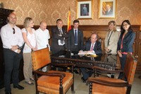 El rector de la UPC signa en el llibre d'honor de l'Ajuntament de Vilanova i la Geltrú