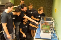  el professor Adriano Camps amb els estudiants, doctorands i titulats, membres de l’equip que ha desenvolupat el CubeCat-2, al NanoSat Lab de la UPC