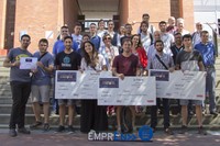 Foto de grup de tots els finalistes del concurs, juntament amb els representats institucionals i acadèmics, amb la vicerectora Esther Real al mig. 