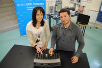 Els investigadors Jasmina Casals-Terré i Josep Farré-Lladós, del grup de recerca MicrotechLab del Campus de la UPC a Terrassa.