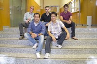 A la imatge, els cinc estudiants de l'ETSECCPB: asseguts al davant, Jeremies Buireo i Oriol Chiou Wang; al darrere, Olau Bosch, Alejandro Martínez i Nil Cabouti.  