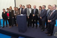 Foto de grup dels representants de les entitats impulsores de la incubadora de l’ESA-BIC a Castelldefels,  després de prémer el botó per emular els “llançaments espacials ” de l’Agència.