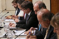 Carles Puigdemont, en el moment de la firma del Pacte Nacional per a la Indústria, juntament amb els agents econòmics i socials