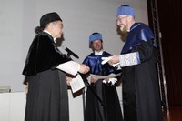 El rector Enric Fossas donant els guants blancs al professor Kip Thorne 
