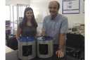 Ricard González-Cinca, a professor at the Department of Applied Physics, and Anna Garcia Sabaté, a doctoral candidate from the same department, with the experiment. 