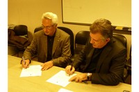 Víctor Seguí, director of the ETSAV, with the director of the UIUC’s School of Architecture, David Chasco, signing the letter of intent.