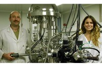 Researchers Jordi Llorca and Núria Jiménez at the laboratory of the UPC's Nanoengineering Research Centre (CRnE).