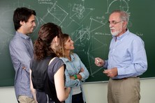 estudiants amb professor impartint classe en l&rsquo;àmbit de les enginyeries a terrassa