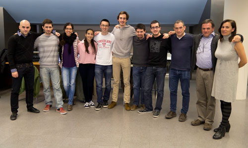 part dels estudiants i el professorat de la upc que participa al repte cbi del cern 2105