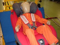 Maniqui en la silla mostrando como el sistema mejora la protección de los niños en un impacto frontal