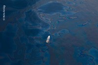 Vista aérea de un derrame de hidrocarburo