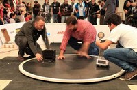 Momento de uno de los combates de sumo entre dos robots en esta edición