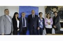 Firmantes y representantes de la UPC y Caixa d'Enginyers, de izquierda a derecha: José Miguel Quiñones, administrador de la EPSEVG; Neus Cònsul, directora de la ETSEIB; Enric Fossas, rector de la UPC; Josep Oriol Sala, presidente de Caixa d'Enginyers; Olga Lanau, gerente de la UPC; Carme Pretel, subdirectora de Relaciones Institucionales y Promoción, y Montse Ramirez, directora de Banca Institucional de Caixa d'Enginyers