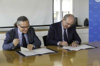 El rector de la UPC, Enric Fossas, y Josep Oriol Sala, presidente de Caixa d'Enginyers, firman el convenio para ofrecer ayudas a los estudiantes con dificultades económicas sobrevenidas