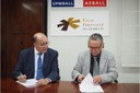 Firma del acuerdo entre el presidente de AEBALL, Manuel Rosillo y el rector de la UPC, Enric Fossas 