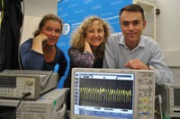  De izquierda a derecha, Cristina Masoller, Maria Carme Torrent y Andrés Aragoneses, del grupo de investigación Dinámica no Lineal, Óptica no Lineal y Láseres (DONLL) del  Campus de Terrassa. 