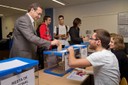 Antoni Elias votando en la ETSETB.