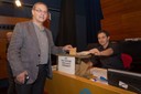 Enric Fossas votando en la ETSEIB.