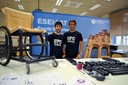 Los estudiantes Bernat Vila y Adrià Sallés, con la silla de ruedas 'DIY Wheelchair'.