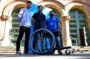Los estudiantes Bernat Vila y Adrià Sellés y el profesor Tomeu Ventayol, con la silla de ruedas 'DIY Wheelchair'.