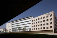 Edificio Omega y edificio K2M, con la biblioteca Rector Gabriel Ferraté de fondo, infraestructuras que forman parte del BKC.
