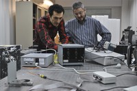 Los investigadores de la UPC Santi Royo, que lidera el proyecto, y Reza Atashkhooei (que participa en otros proyectos), en el laboratorio del CD6.