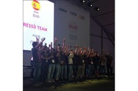 Los miembros del equipo RESSÒ celebran la victoria en la final del Solar Dechatlon, en Versalles, como ganadores en innovación