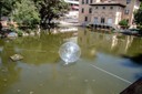 La esfera sobre el lago de los jardines de Torre Girona en el Campus Norte de la UPC, en Barcelona. 