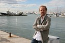 Michel André en el Puerto de Vilanova i la Geltrú (Barcelona), donde se encuentra la sede del LAB de la UPC, el laboratorio que dirige.