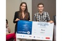 Judith Cruixent, de KIC Innoenergy, otorga el tercer premio a Jordi Boix, estudiante de informática en la FIB