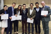 Estudiantes de la UPC, ESADE y IED, recogiendo el diploma del CBI en el CERN.