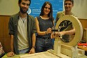 Los estudiantes Paula Sánchez, Xavier Sánchez y Guillermo Sabrido, con el medidor de masa muscular que han ideado.