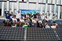 El equipo de estudiantes de la UPC y las placas que forman parte de la primera instalación fotovoltaica en el tejado del edifico TR11.