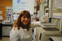 Carmen Gutiérrez, coordinadora del proyecto, con el cromatógrafo de gases y espectómetro de masas (GCMS).