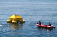 La boya eOLOS con los remolcadores