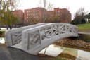 Imagen frontal del puente para peatones impreso en 3D situado en el Parque Castilla-La Mancha, en Alcobendas.