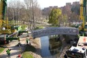 Imagen del montaje del primer puente peatonal impreso en 3D.