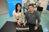 Los investigadores Jasmina Casals-Terré y Josep Farré-Lladós, del grupo de investigación MicrotechLab de la UPC.
