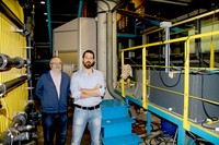 Los investigadores Manuel Gómez, a la izquierda, y Eduardo Martínez, a la derecha 