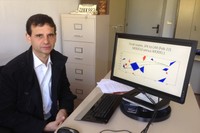 José Adrián Rodríguez Fonollosa, profesor e investigador de la UPC, mostrando la pantalla del ordenador, en el que se ve un esquema del modelo ganador.