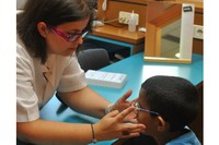 Una de las estudiantes del CUV durante una revisión.