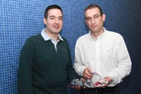 De izquierda a derecha, los investigadores de la UPC Miguel Ángel Mañanas y Joan José Ramos, con el prototipo del dispositivo que han desarrollado