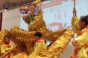 Un dragón chino y bailarines durante la celebración del Año Nuevo Chino.